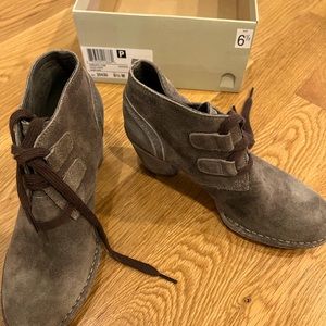 Clarks, Carleta Lyon, Khaki Suede Booties